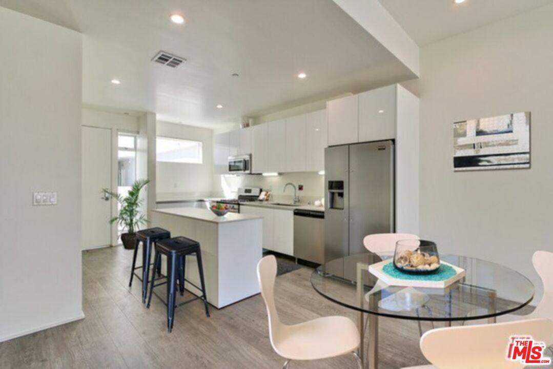 Apartment for rent at 1038 S Mariposa Ave #101, Los Angeles, CA 90006