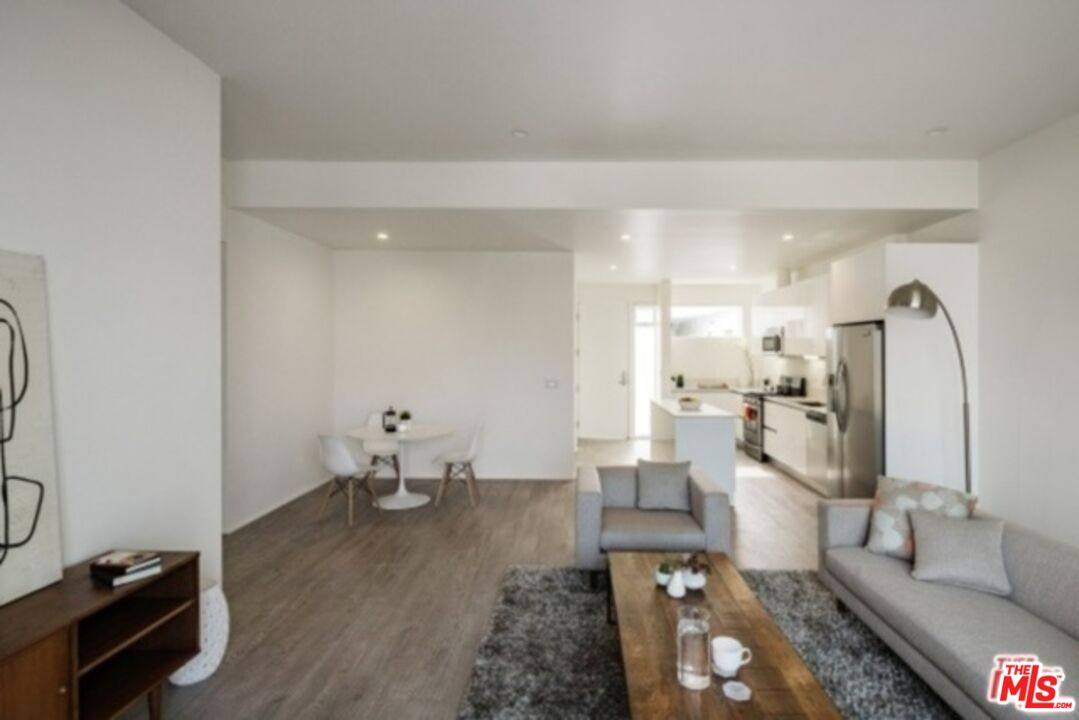Apartment for rent at 1038 S Mariposa Ave #101, Los Angeles, CA 90006