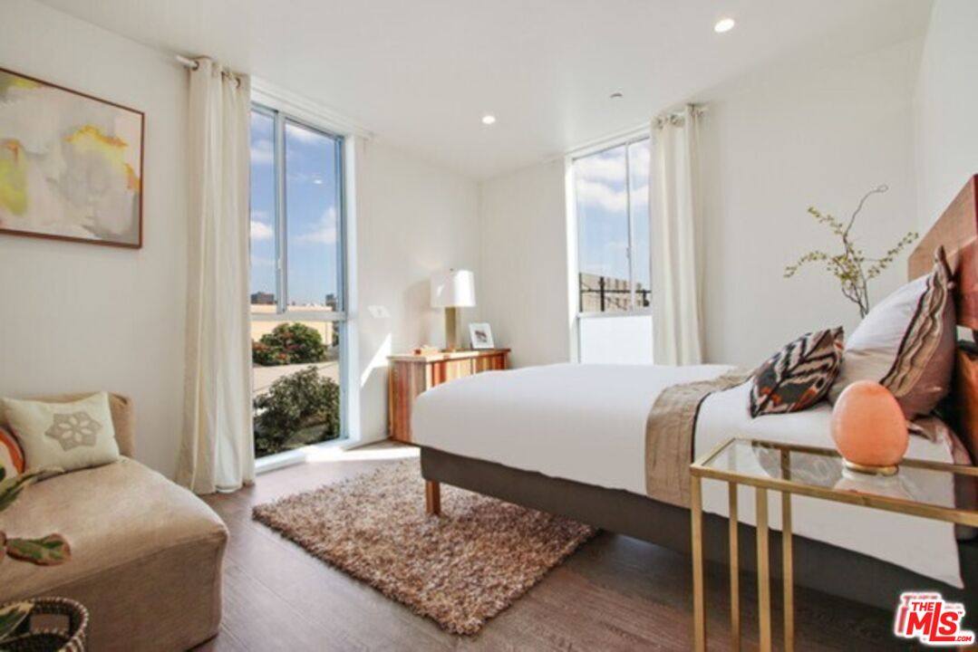Apartment for rent at 1038 S Mariposa Ave #101, Los Angeles, CA 90006