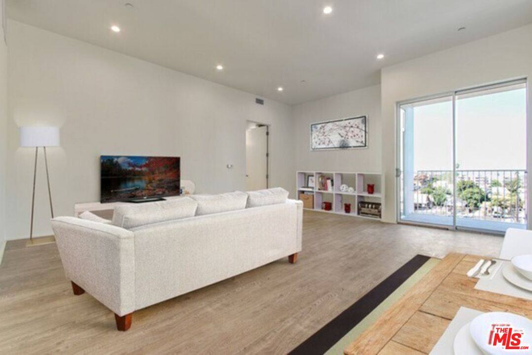 Apartment for rent at 1038 S Mariposa Ave #101, Los Angeles, CA 90006