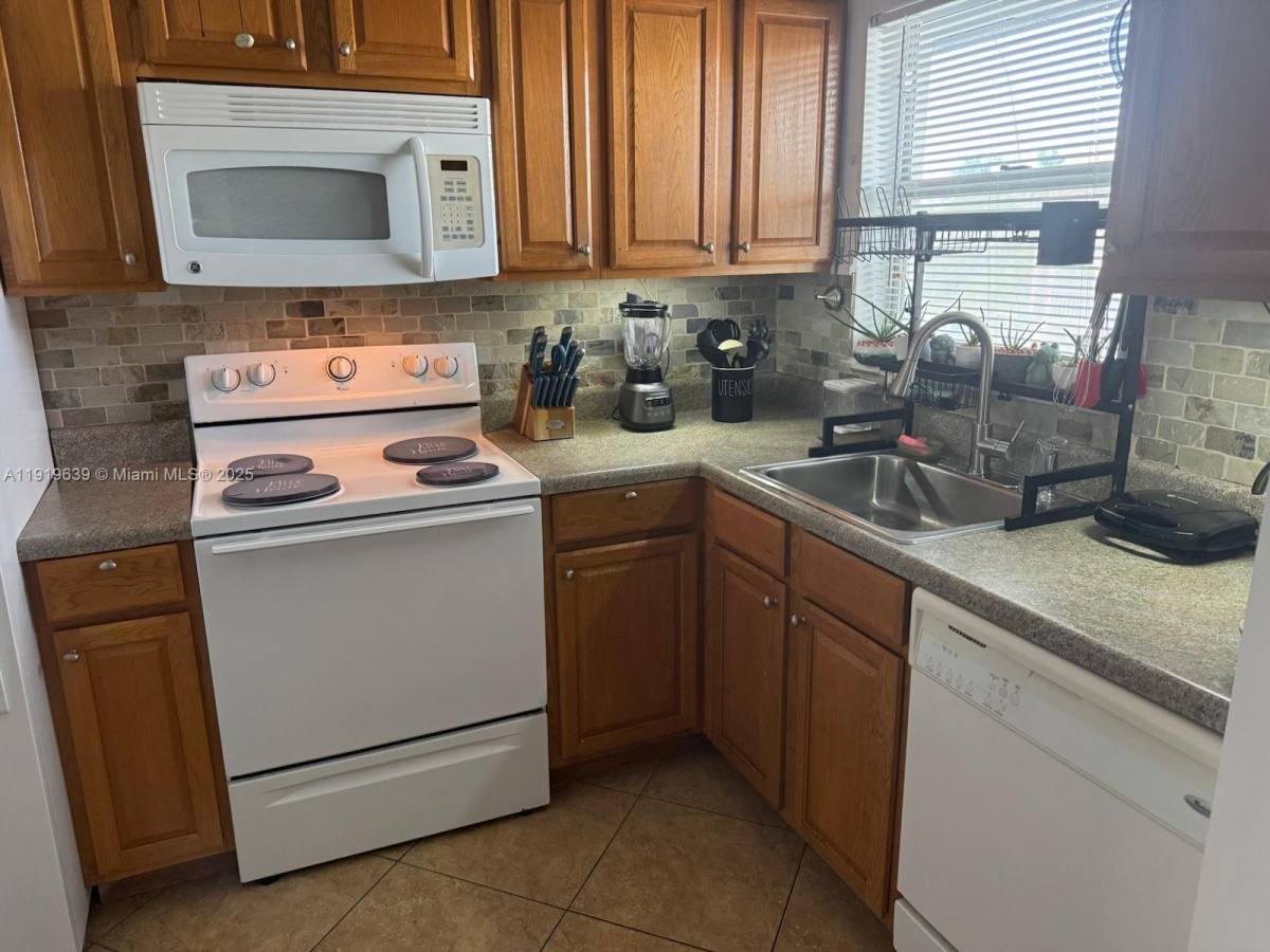 Apartment for rent at 8220 Sunrise Lakes Blvd #309, Fort Lauderdale, FL 33322