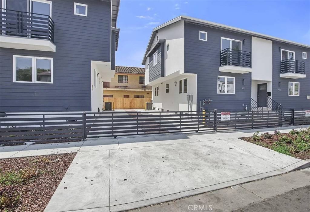 Apartment for rent at 4114 Oakwood Ave, Los Angeles, CA 90004