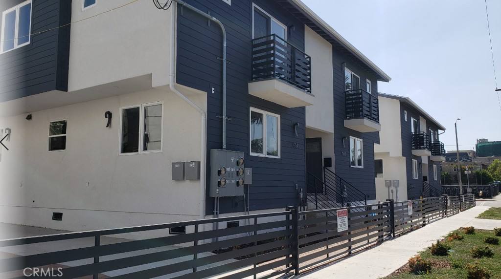 Apartment for rent at 4114 Oakwood Ave, Los Angeles, CA 90004