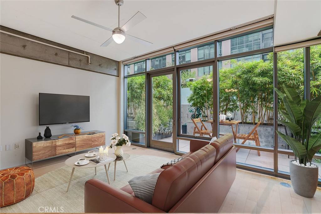Apartment for rent at 1100-403 S Hope St, Los Angeles, CA 90015