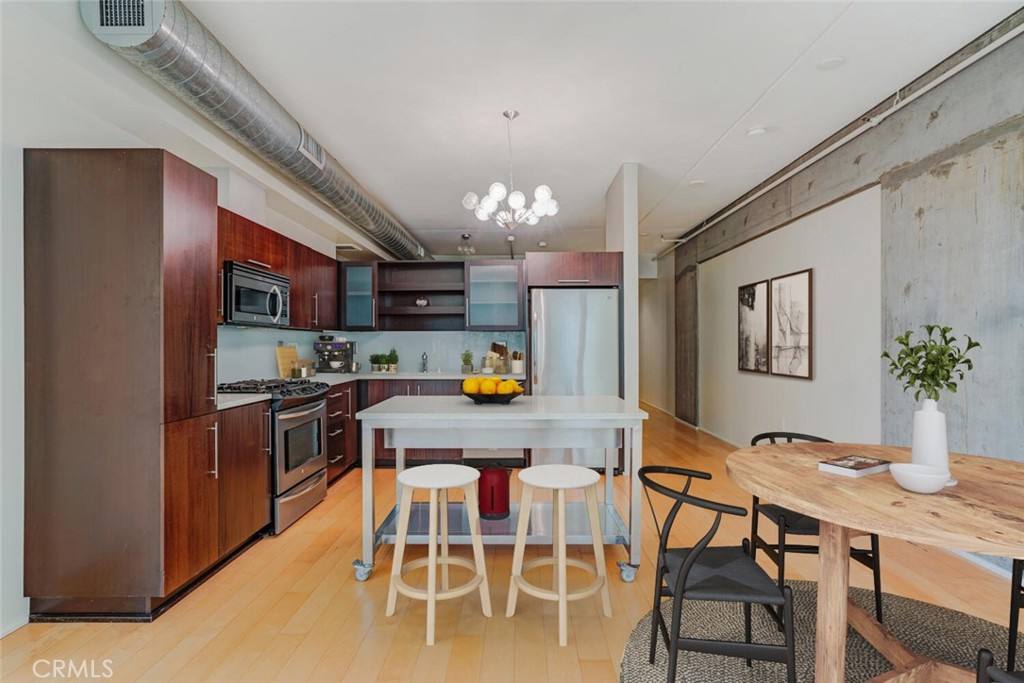 Apartment for rent at 1100-403 S Hope St, Los Angeles, CA 90015