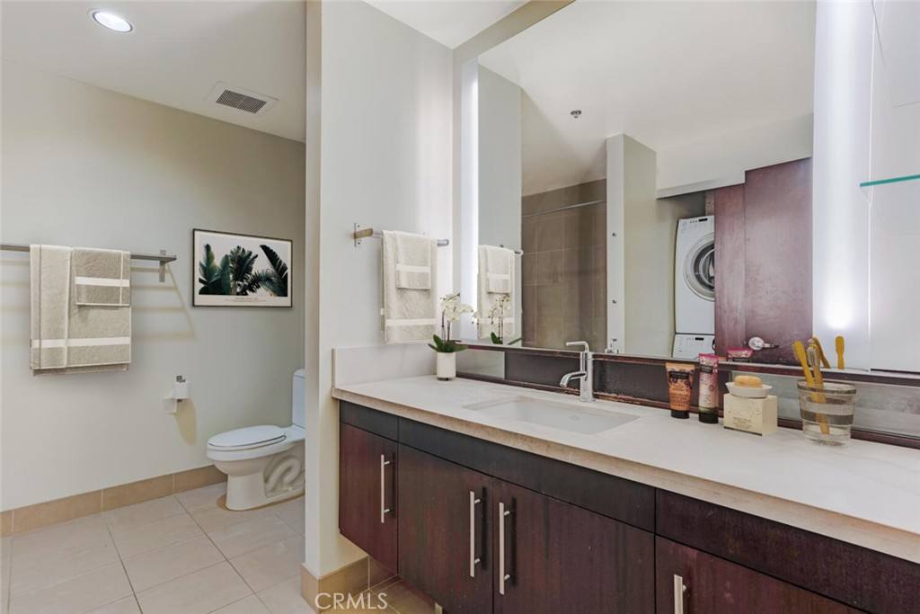 Apartment for rent at 1100-403 S Hope St, Los Angeles, CA 90015