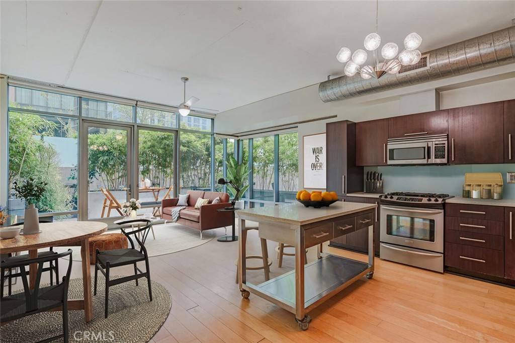 Apartment for rent at 1100-403 S Hope St, Los Angeles, CA 90015