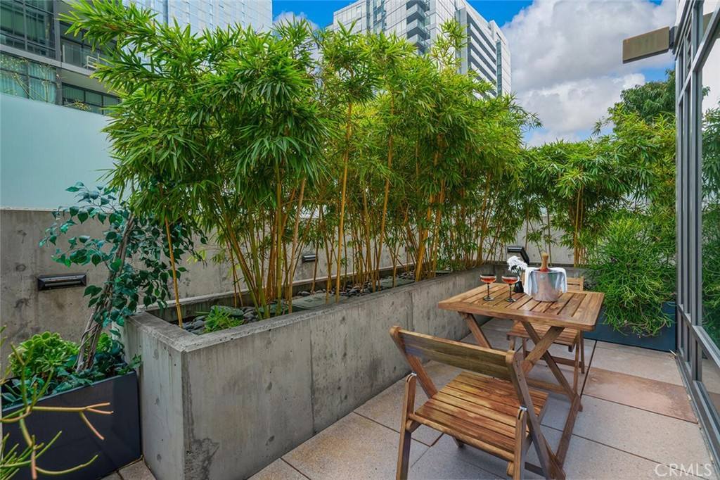 Apartment for rent at 1100-403 S Hope St, Los Angeles, CA 90015