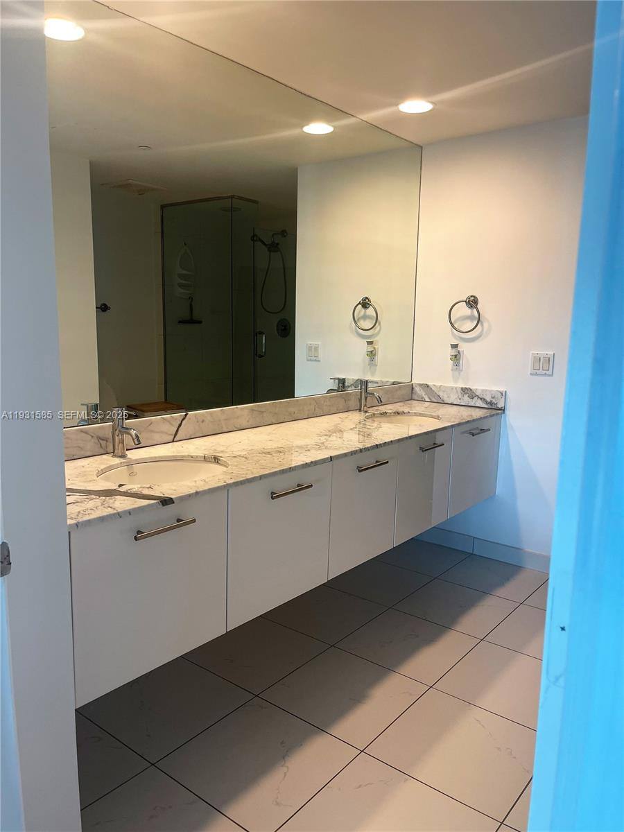 Apartment for rent at 500 Brickell Ave #3105, Miami, FL 33131