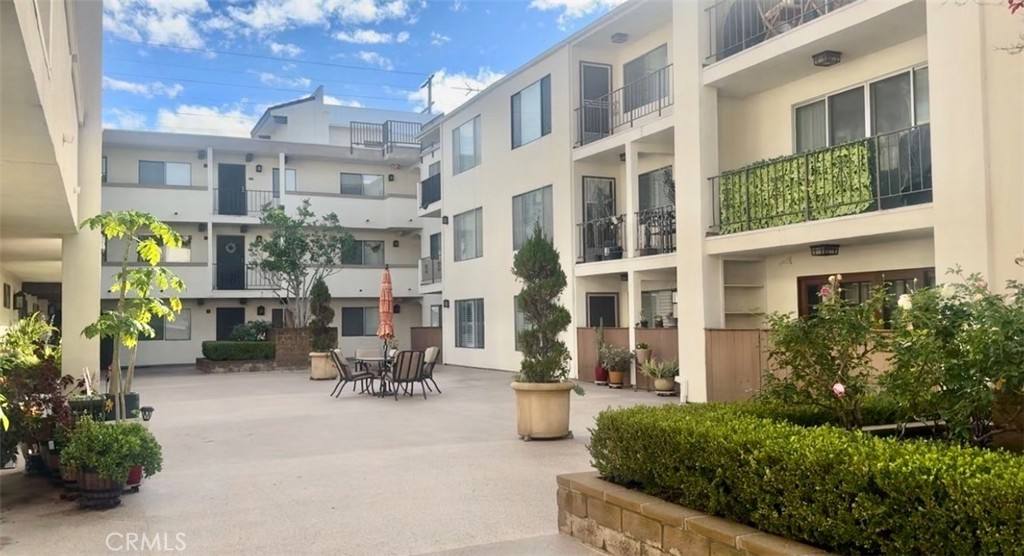 Apartment for rent at 12801 Moorpark St #106, Studio City, CA 91604