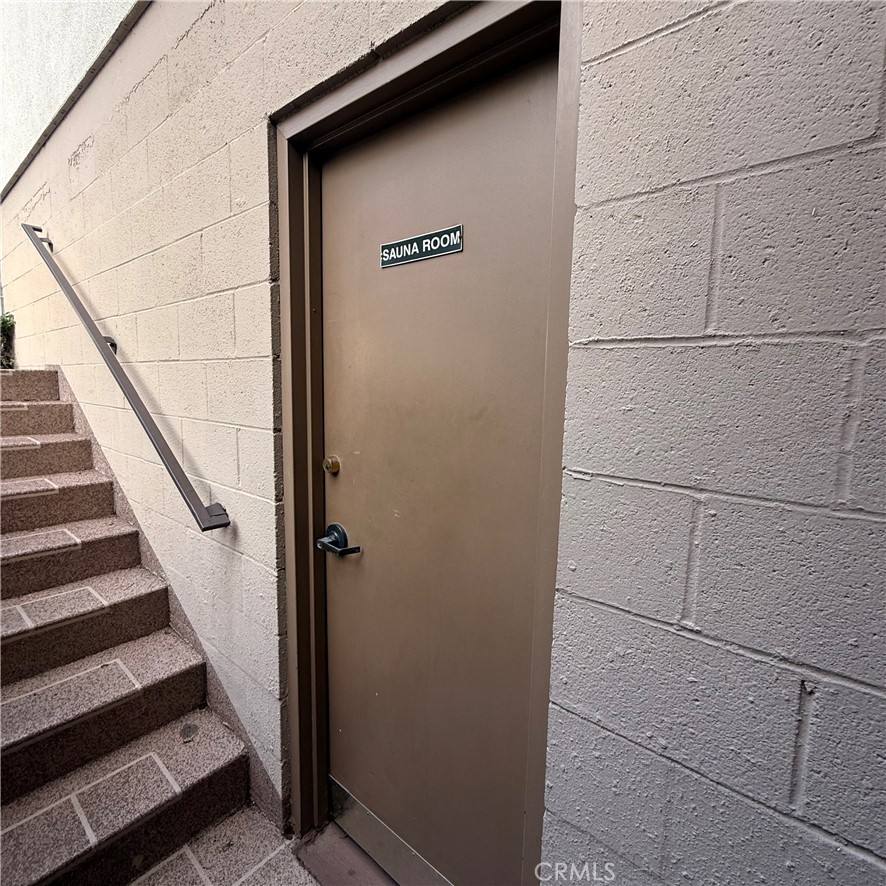 Apartment for rent at 12801 Moorpark St #106, Studio City, CA 91604