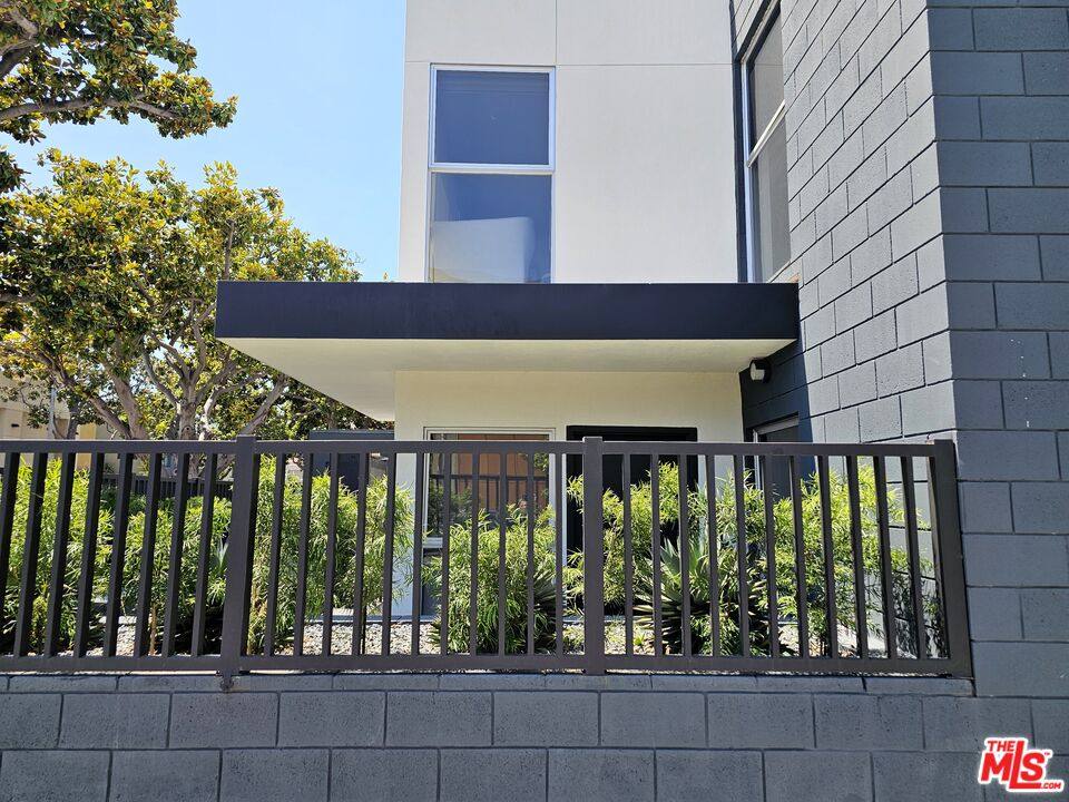Townhouse for rent at 1617 Broadway #1617B, Santa Monica, CA 90404