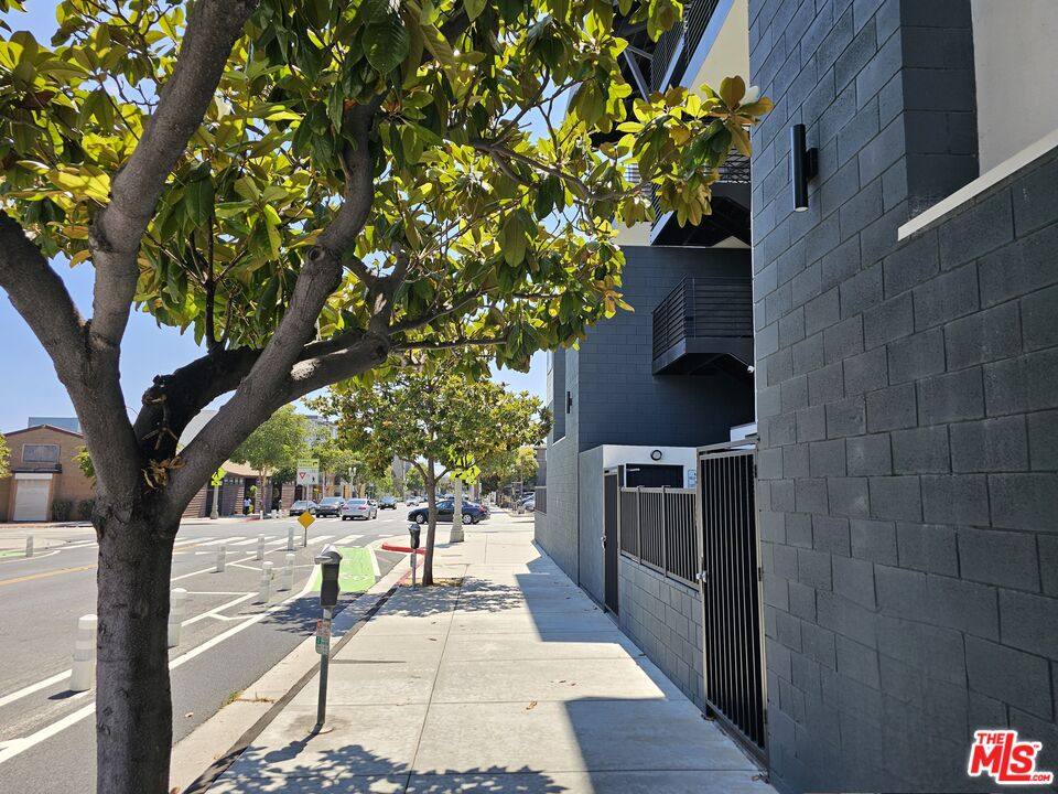 Townhouse for rent at 1617 Broadway #1617B, Santa Monica, CA 90404