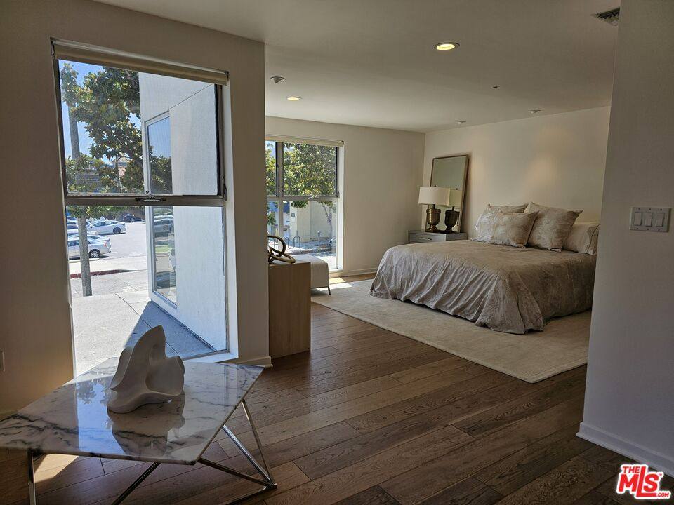 Townhouse for rent at 1617 Broadway #1617B, Santa Monica, CA 90404