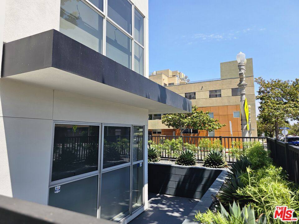 Townhouse for rent at 1617 Broadway #1617B, Santa Monica, CA 90404