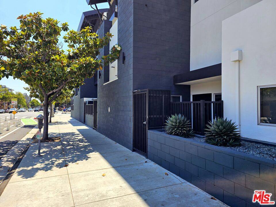 Townhouse for rent at 1617 Broadway #1617B, Santa Monica, CA 90404