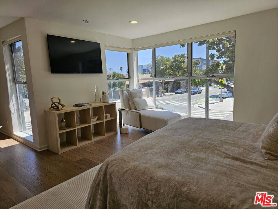 Townhouse for rent at 1617 Broadway #1617B, Santa Monica, CA 90404