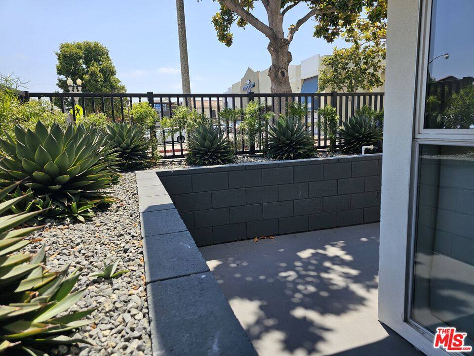 Townhouse for rent at 1617 Broadway #1617B, Santa Monica, CA 90404