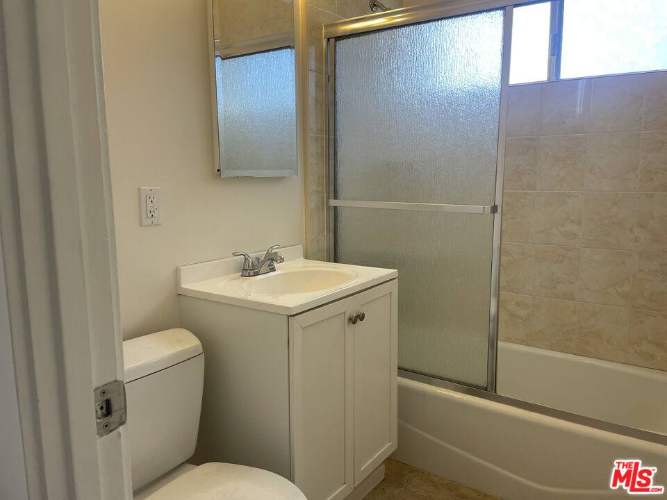 Apartment for rent at 1150 N Commonwealth Ave #1, Los Angeles, CA 90029