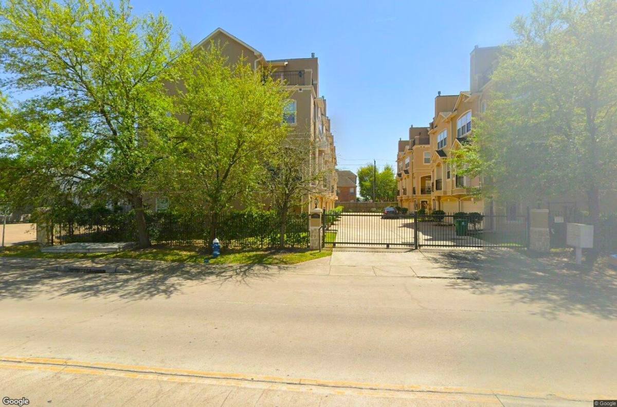 Townhouse for rent at 5615 Winsome Lane #5615H, Houston, TX 77057
