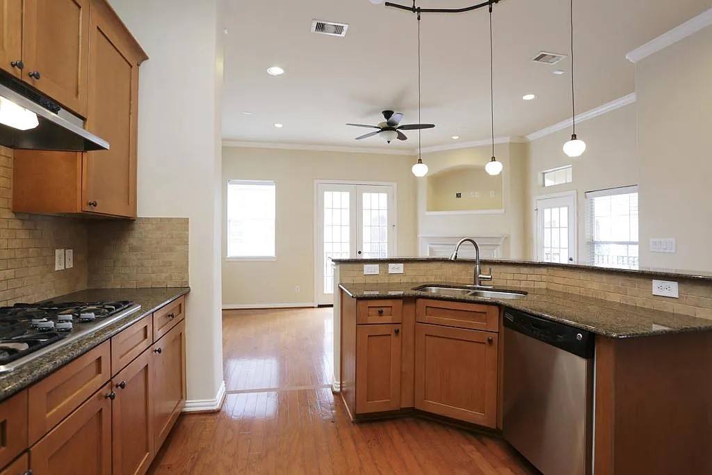 Townhouse for rent at 5615 Winsome Lane #5615H, Houston, TX 77057