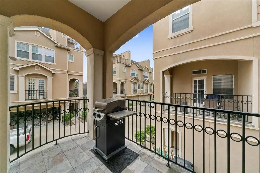 Townhouse for rent at 5615 Winsome Lane #5615H, Houston, TX 77057