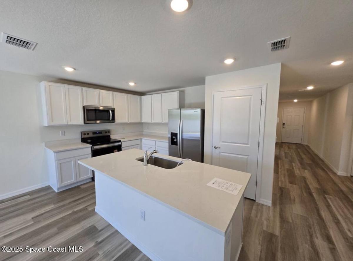 Apartment for rent at 8431 Clearway Dr, Wildwood, FL 34785