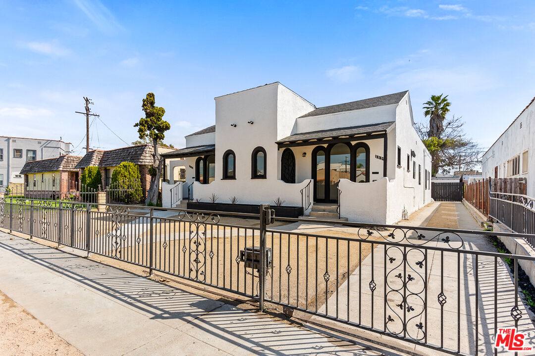 Apartment for rent at 2832 12th Ave, Los Angeles, CA 90018