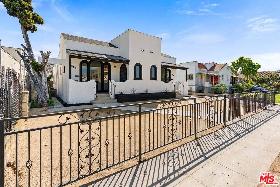 Apartment for rent at 2832 12th Ave, Los Angeles, CA 90018