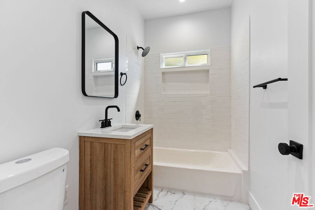 Apartment for rent at 2832 12th Ave, Los Angeles, CA 90018