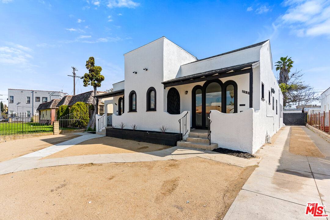 Apartment for rent at 2832 12th Ave, Los Angeles, CA 90018