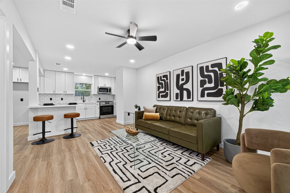 Apartment for rent at 7131 Mobud Dr, Houston, TX 77074