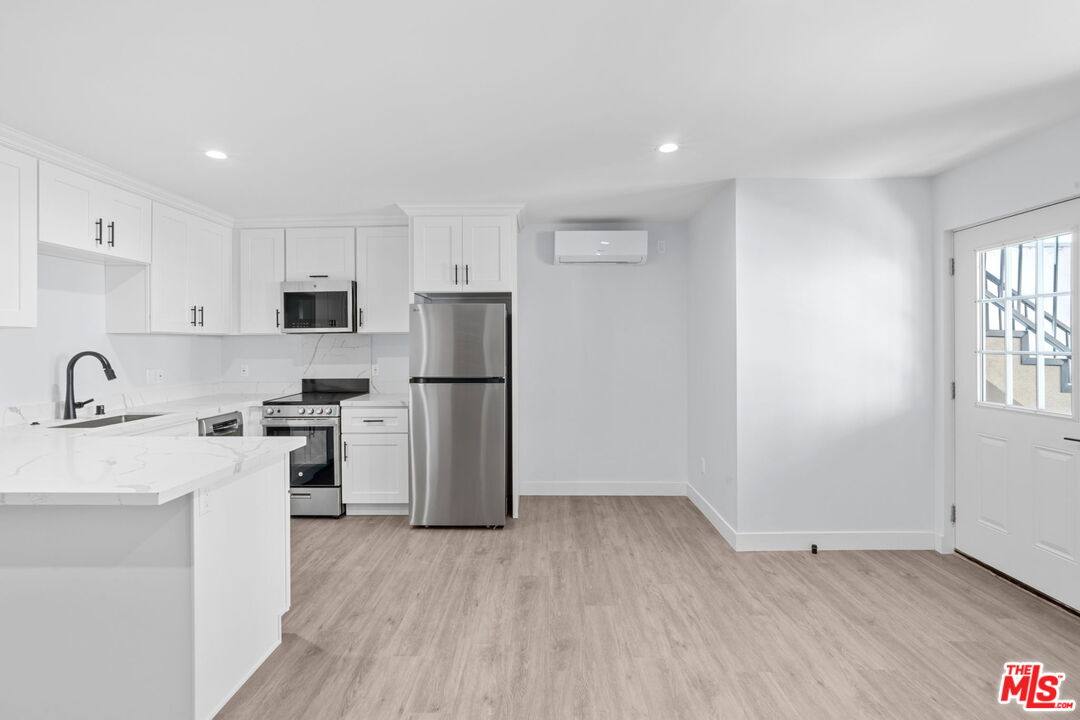 Apartment for rent at 1518 1 4 Stearns Dr, Los Angeles, CA 90035