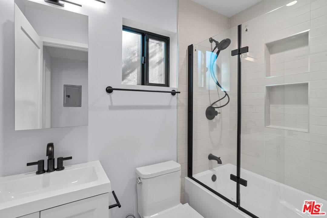 Apartment for rent at 1518 1 4 Stearns Dr, Los Angeles, CA 90035