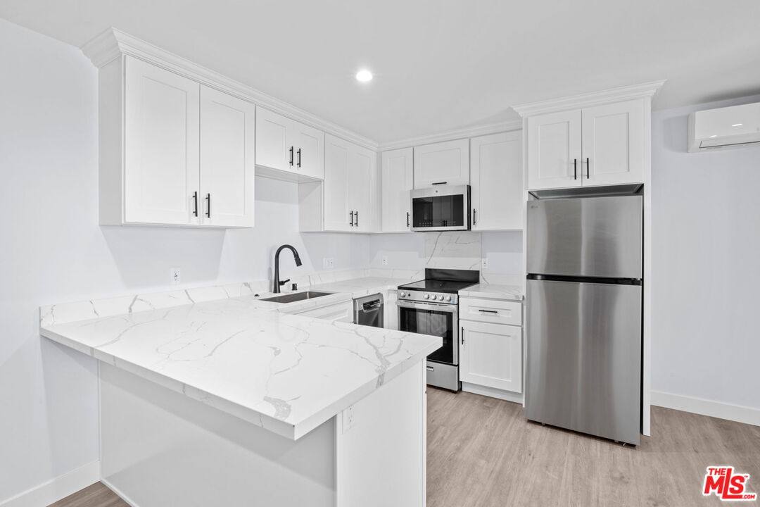 Apartment for rent at 1518 1 4 Stearns Dr, Los Angeles, CA 90035