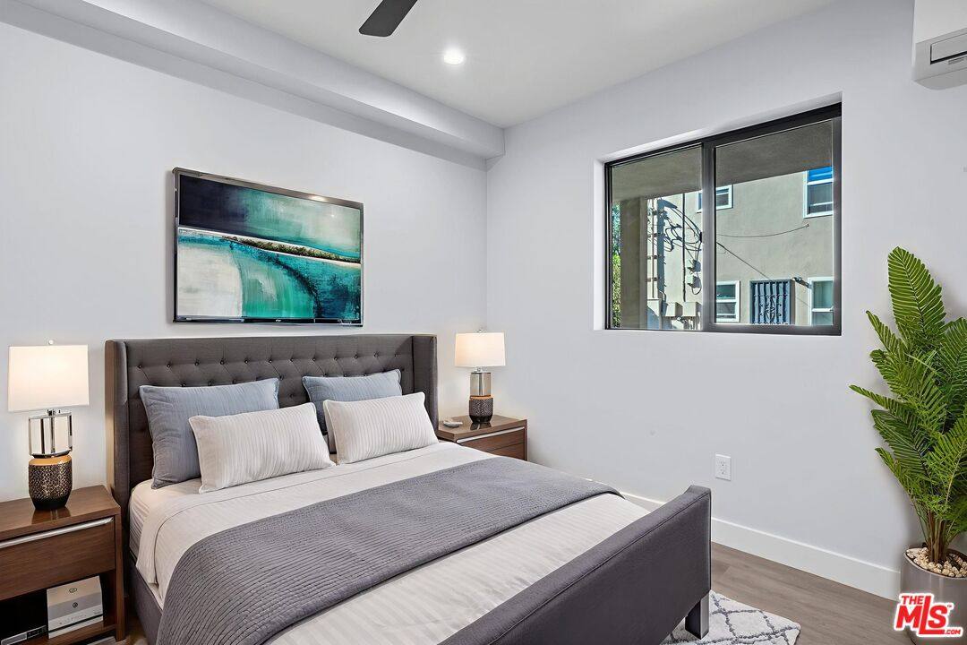 Apartment for rent at 1518 1 4 Stearns Dr, Los Angeles, CA 90035