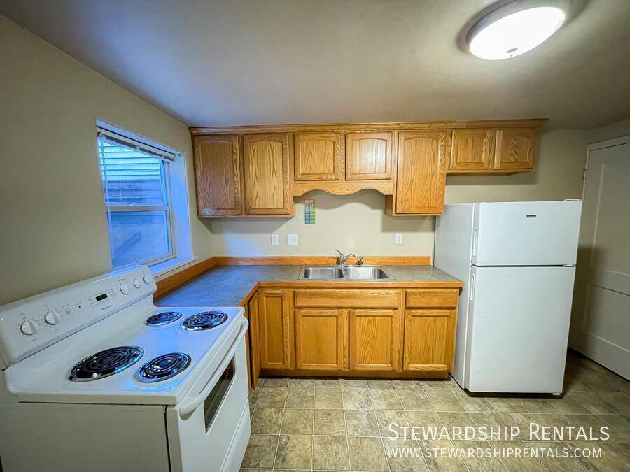 Apartment for rent at 942 E 18th Ave #12, Eugene, OR 97403