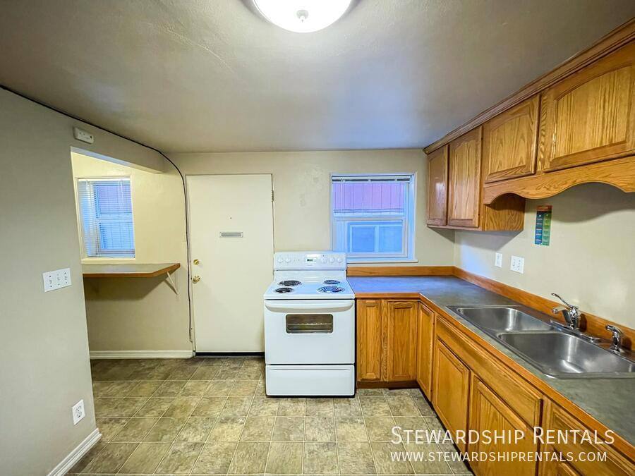 Apartment for rent at 942 E 18th Ave #12, Eugene, OR 97403