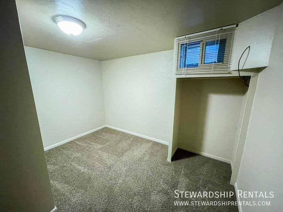 Apartment for rent at 942 E 18th Ave #12, Eugene, OR 97403