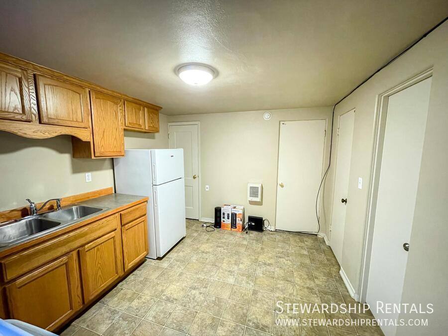 Apartment for rent at 942 E 18th Ave #12, Eugene, OR 97403