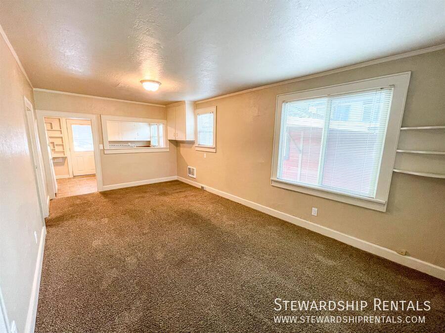 Apartment for rent at 942 E 18th Ave #15, Eugene, OR 97403
