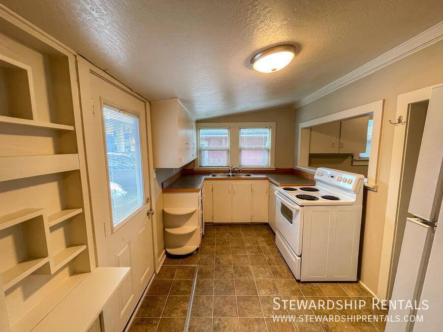 Apartment for rent at 942 E 18th Ave #15, Eugene, OR 97403