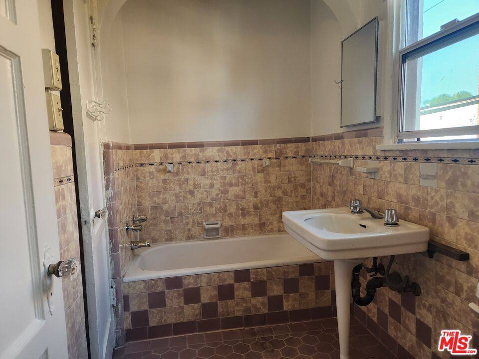 Apartment for rent at 438 S Cochran Ave #108, Los Angeles, CA 90036