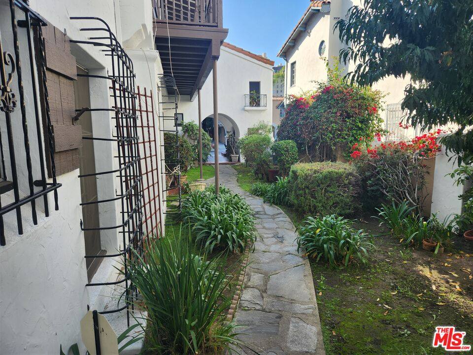 Apartment for rent at 438 S Cochran Ave #108, Los Angeles, CA 90036