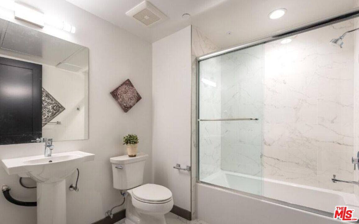 Apartment for rent at 552 N Hobart Blvd #311, Los Angeles, CA 90004