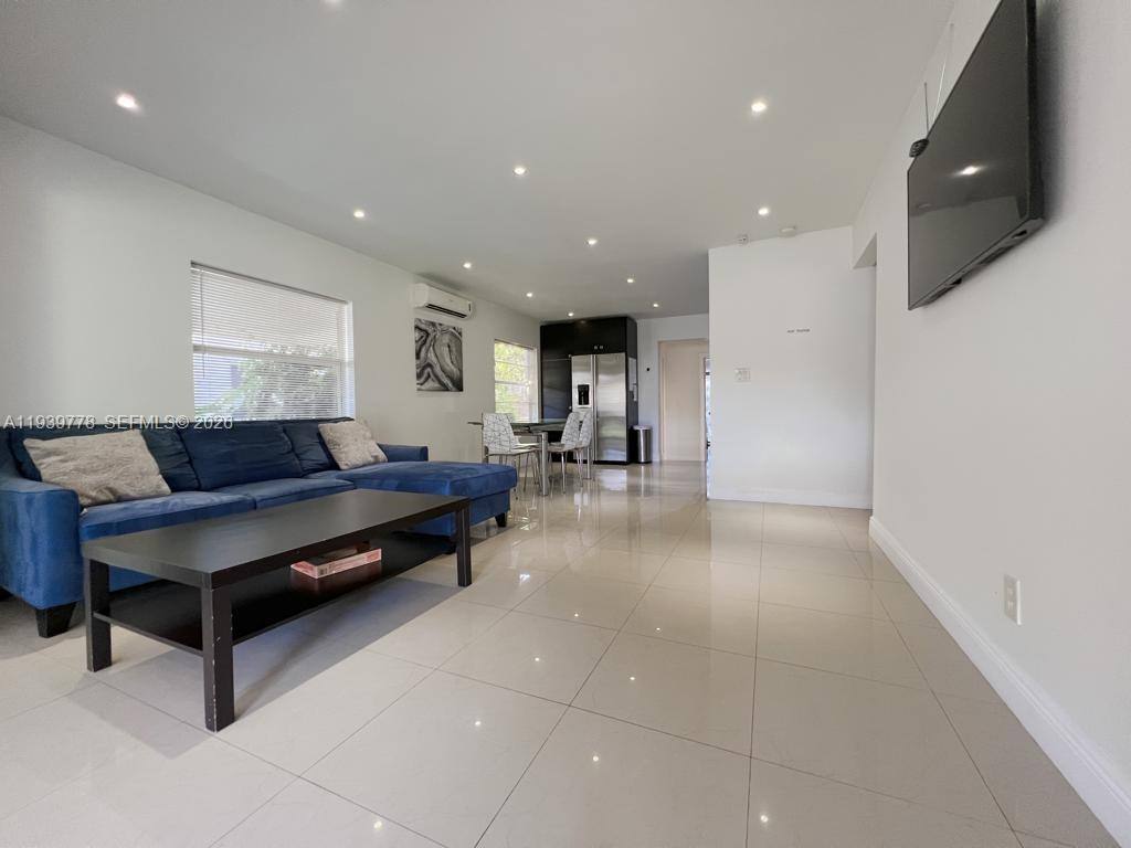 Apartment for rent at 2539 Thomas St, Hollywood, FL 33020