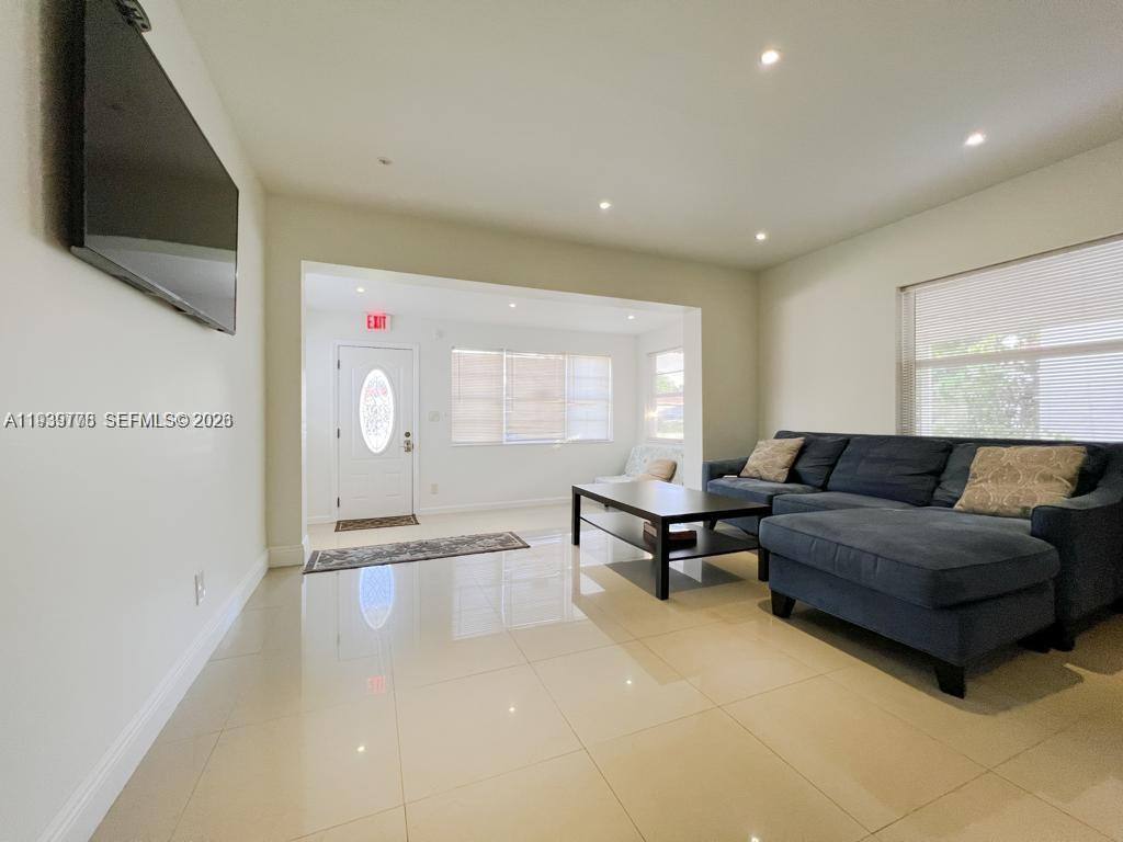 Apartment for rent at 2539 Thomas St, Hollywood, FL 33020
