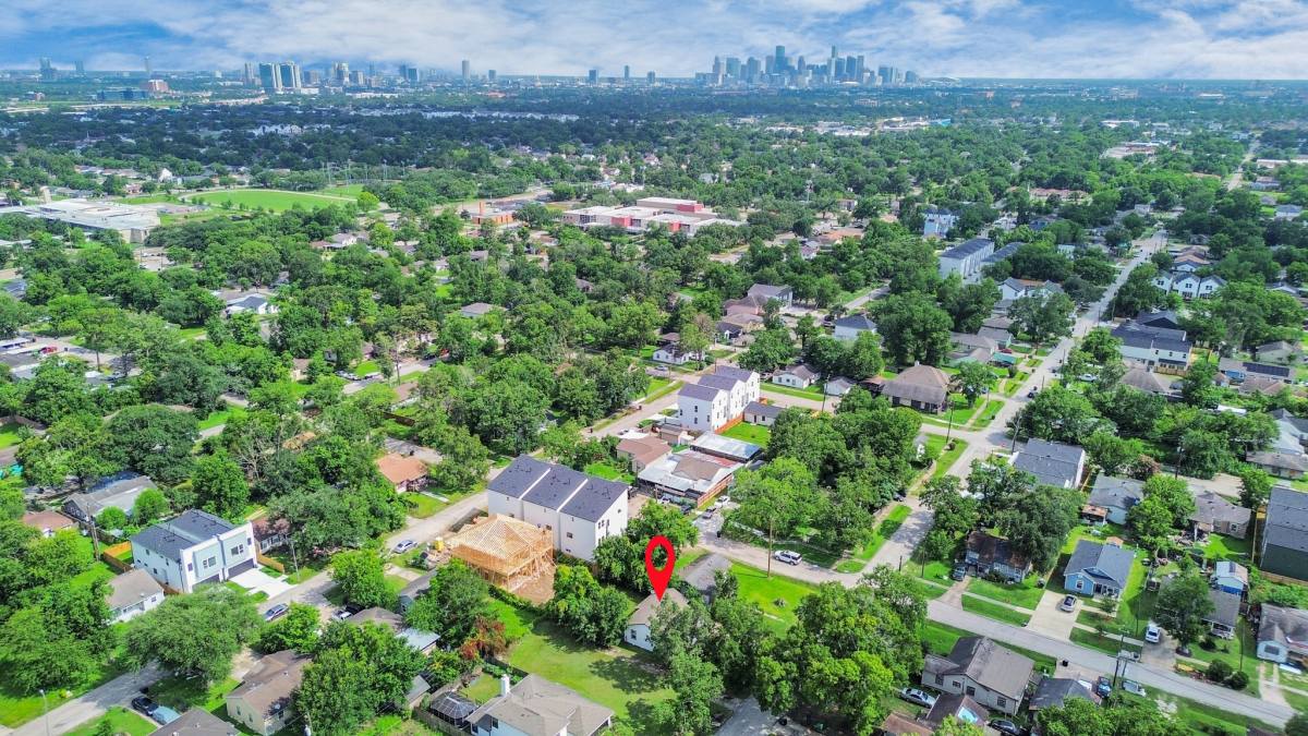 Apartment for rent at 7004 Conley St, Houston, TX 77021