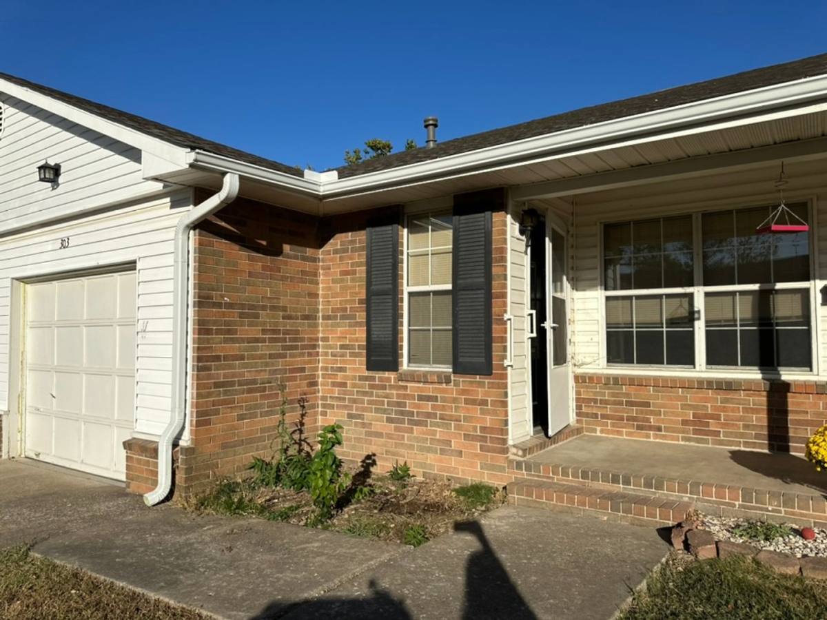 House for rent at 314 S 11th Place, Rogers, AR 72756