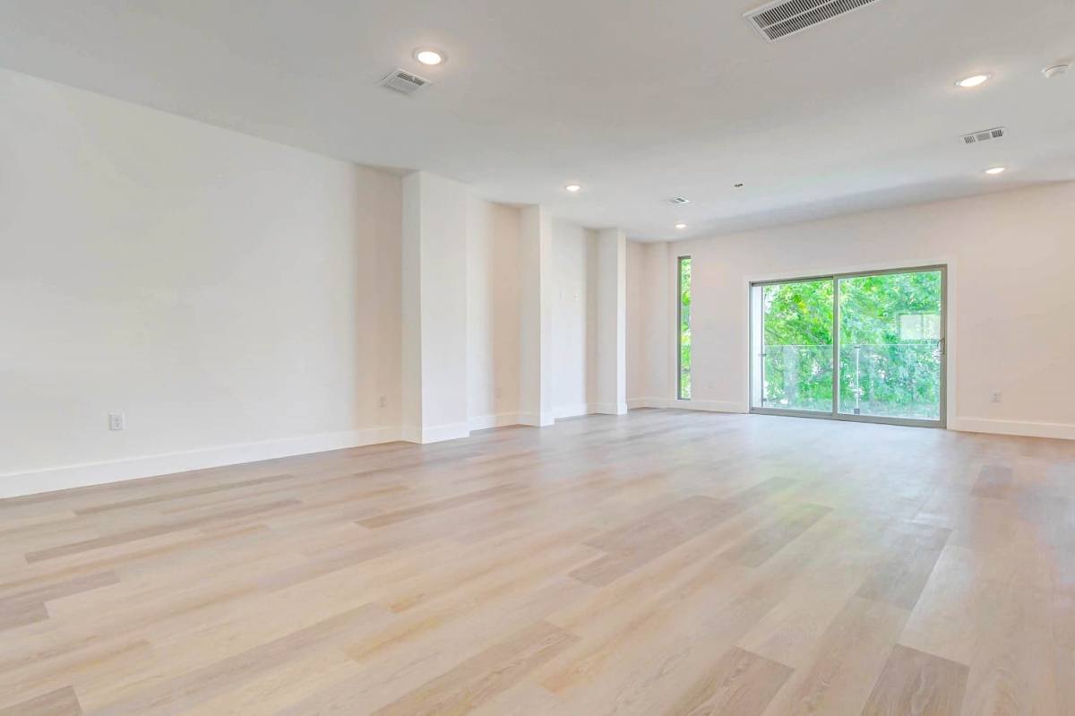 Townhouse for rent at 5634 Dolores St, Houston, TX 77057